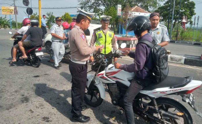 Mengintip Aksi Simpatik Satlantas Polres Ngawi Disiplinkan Pengguna Jalan Mengintip Aksi Simpatik Satlantas Polres Ngawi Disiplinkan Pengguna Jalan