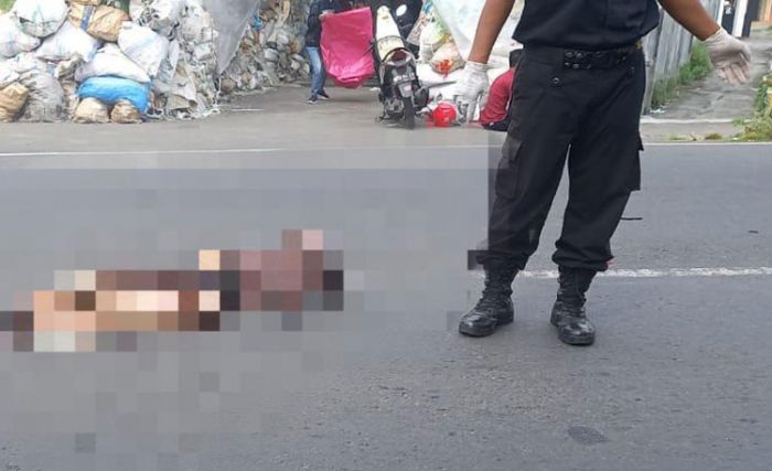 Pengemudi Motor Kurang Hati-Hati, Pelajar di Sidoarjo Meninggal Terlindas Ban Truk Gandeng Pengemudi Motor Kurang Hati-Hati, Pelajar di Sidoarjo Meninggal Terlindas Ban Truk Gandeng