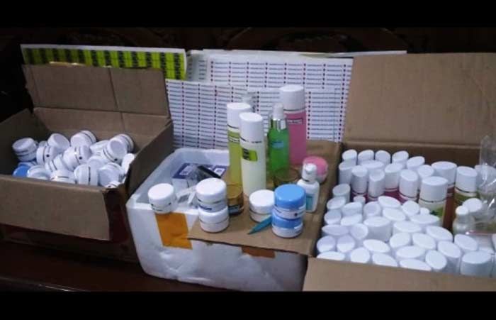 Jual Kosmetik Ilegal, Ibu Muda di Blitar Ditangkap Petugas Kepolisian Jual Kosmetik Ilegal, Ibu Muda di Blitar Ditangkap Petugas Kepolisian