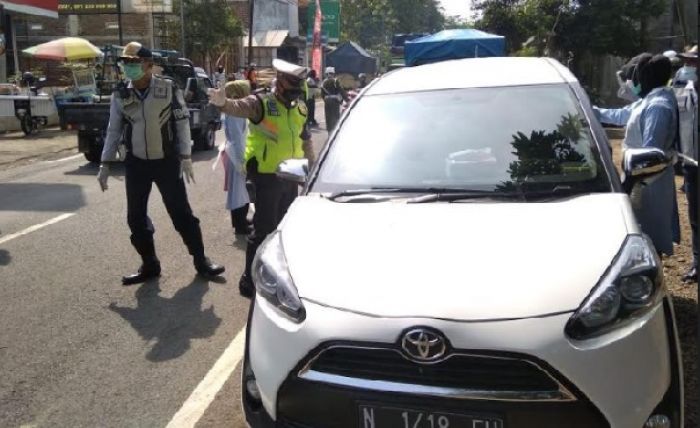 Akses Masuk Blitar Dirazia: Rombongan Pengantin Diminta Balik, Ada Santri Demam Tinggi Akses Masuk Blitar Dirazia: Rombongan Pengantin Diminta Balik, Ada Santri Demam Tinggi
