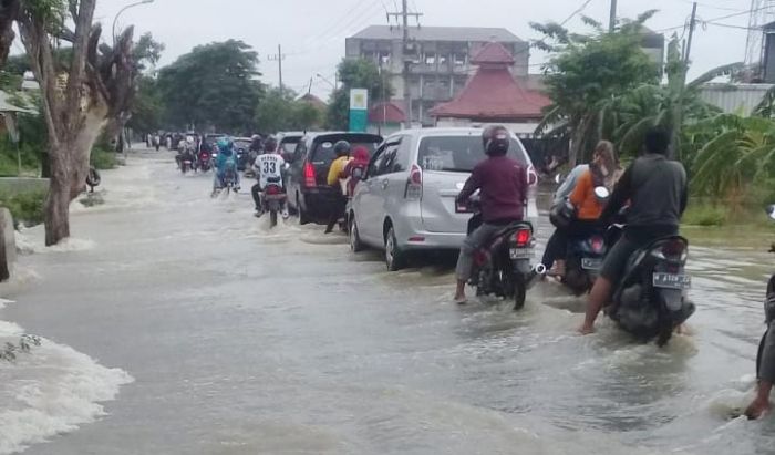Kali Lamong Meluap, Ratusan Rumah Warga Gresik Selatan Mulai Terendam Kali Lamong Meluap, Ratusan Rumah Warga Gresik Selatan Mulai Terendam