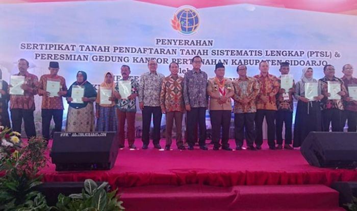Sekjen Kementerian ATR/BPN Serahkan Sertifikat Tanah PTSL di Sidoarjo Sekjen Kementerian ATR/BPN Serahkan Sertifikat Tanah PTSL di Sidoarjo