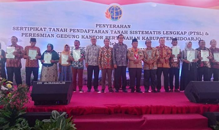 Sekjen Kemen​terian ATR/BPN Serahkan Sertifikat Tanah PTSL di Sidoarjo