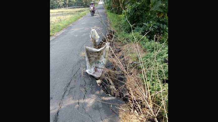 Jalan Poros Kecamatan di Singgahan yang Longsor Tak Kunjung Dibenahi Jalan Poros Kecamatan di Singgahan yang Longsor Tak Kunjung Dibenahi