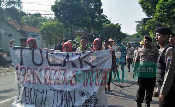 Aktivis Pecinta Lingkungan di Tuban Tolak Pendirian Pabrik Semen dan Tambang Aktivis Pecinta Lingkungan di Tuban Tolak Pendirian Pabrik Semen dan Tambang