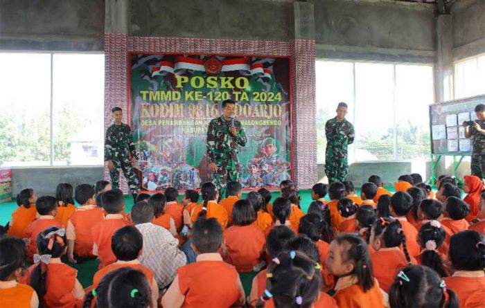 TMMD Sidoarjo Beri Wawasan Kebangsaan ke Siswa TK TMMD Sidoarjo Beri Wawasan Kebangsaan ke Siswa TK