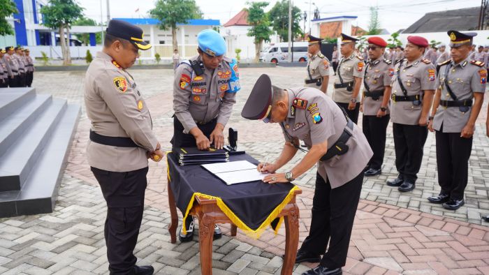 Kapolres Pamekasan Pimpin Sertijab Sembilan Pejabat Utama