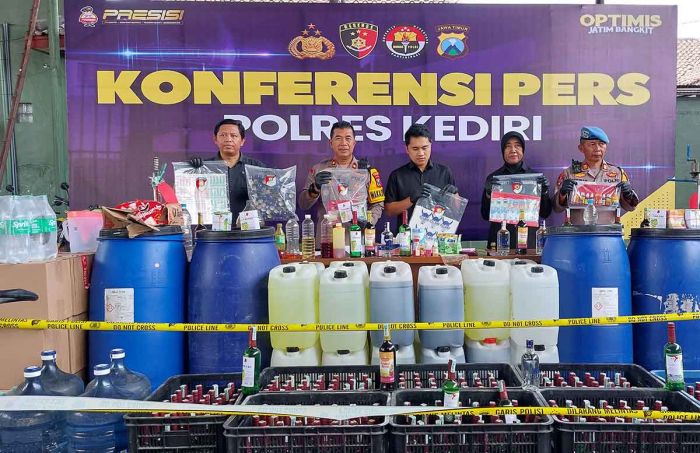 Polres Kediri Bongkar Produksi dan Peredaran Miras Ilegal Polres Kediri Bongkar Produksi dan Peredaran Miras Ilegal