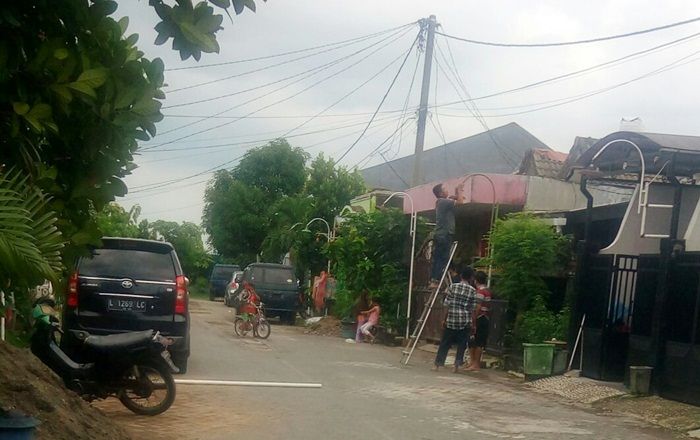 Siswi SD di Buduran Sidoarjo Tewas Usai Pegang Tiang Lampu Jalan Siswi SD di Buduran Sidoarjo Tewas Usai Pegang Tiang Lampu Jalan