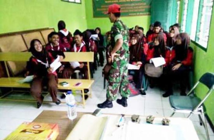 34 Mahasiswa UTM Bangkalan Antusias Belajar Navigasi Darat di Koramil Kamal 34 Mahasiswa UTM Bangkalan Antusias Belajar Navigasi Darat di Koramil Kamal