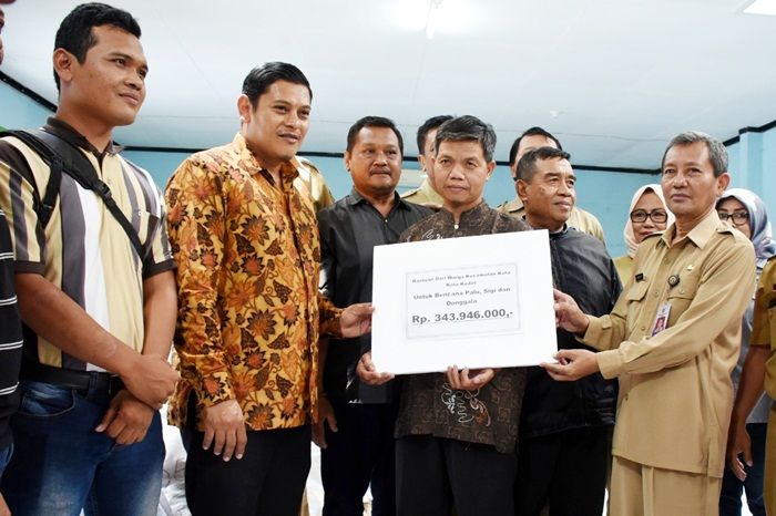 Tinjau Posko Peduli Bencana, Wali Kota Kediri Terima Bantuan Ratusan Juta Rupiah dari Warga