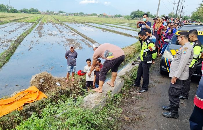 Kasatreskrim Polresta Sidoarjo Pimpin Pendalaman Bukti Sepeda Motor Korban Tewas di Parit Sawah