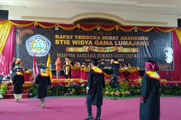 430 Wisudawan STIE Widya Gama Diharapkan Bisa Menangkap Peluang Dengan Cermat