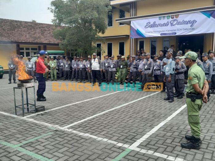 Satpol PP Jatim Bekali Satlinmas Sidoarjo untuk Tangani Kebakaran