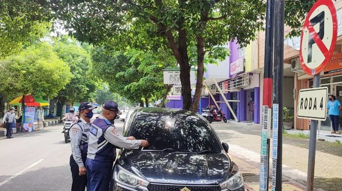Tertibkan Roda Empat Parkir Sembarangan, Dishub Tuban Beri Peringatan Terakhir Lewat Stiker Tertibkan Roda Empat Parkir Sembarangan, Dishub Tuban Beri Peringatan Terakhir Lewat Stiker