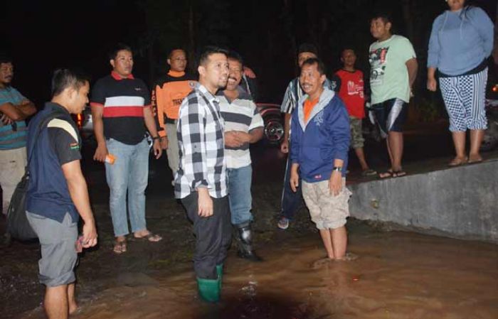 Bupati Trenggalek Tinjau Banjir di Pogalan Bupati Trenggalek Tinjau Banjir di Pogalan