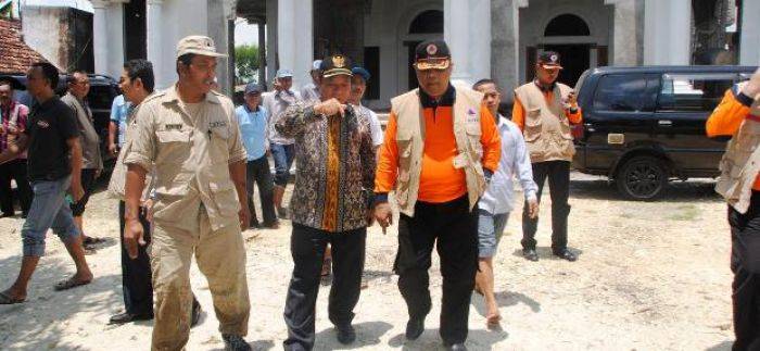 Ketua BNPB Serahkan Bantuan Rp 200 Juta dan Menambah Pompa untuk Atasi Banjir Lamongan