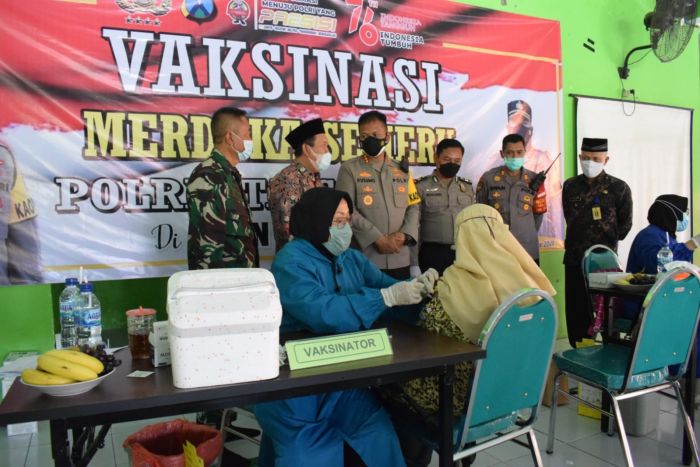 Polresta Sidoarjo Gelar Vaksinasi Pelajar di MTsN 3