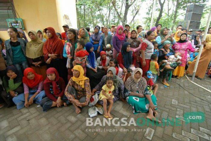 Polemik Limbah PT. PRIA Mojokerto, Warga Tolak Hasil Uji Laboratorium KLHK Polemik Limbah PT. PRIA Mojokerto, Warga Tolak Hasil Uji Laboratorium KLHK