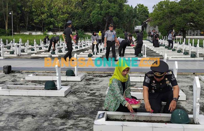 Lanjutkan Peringatan HBP ke-60, Rutan Magetan Gelar Tabur Bunga ke Taman Makam Pahlawan Lanjutkan Peringatan HBP ke-60, Rutan Magetan Gelar Tabur Bunga ke Taman Makam Pahlawan