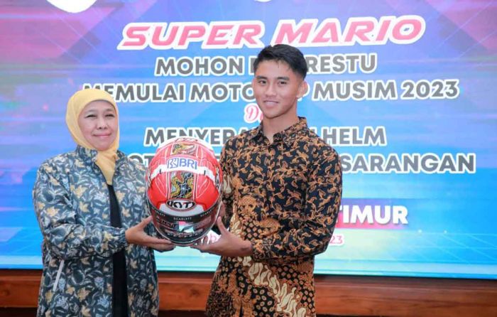 Jelang Musim Moto3 GP 2023, Gubernur Khofifah Terima Helm dari Mario Suryo Aji