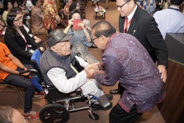 Pakde Karwo Ajak Refleksikan Kehidupan Seimbang di Acara Perayaan Natal Pakde Karwo Ajak Refleksikan Kehidupan Seimbang di Acara Perayaan Natal