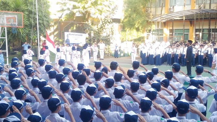 Pimpin Upacara Kemerdekaan, Kepala MTsN 1 Kota Malang Beberkan Prestasi Sekolah Pimpin Upacara Kemerdekaan, Kepala MTsN 1 Kota Malang Beberkan Prestasi Sekolah