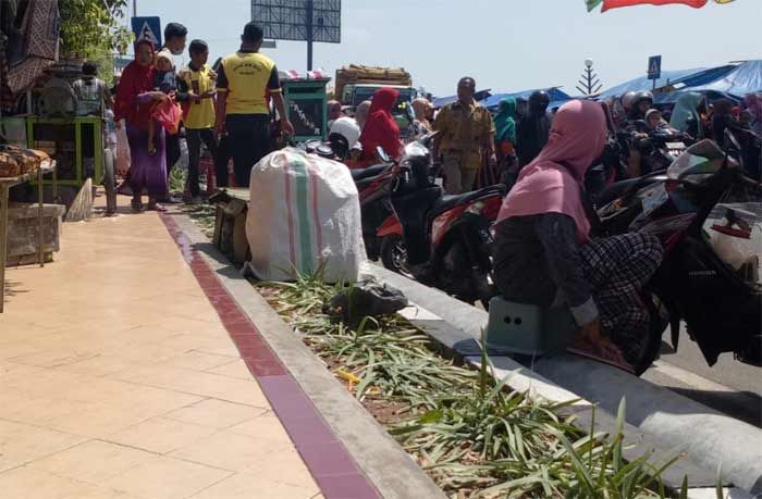 Dampak Perayaan HUT Klenteng Kwan Sing Bio Tuban, Taman di Pinggir Jalan Rusak Terinjak-injak