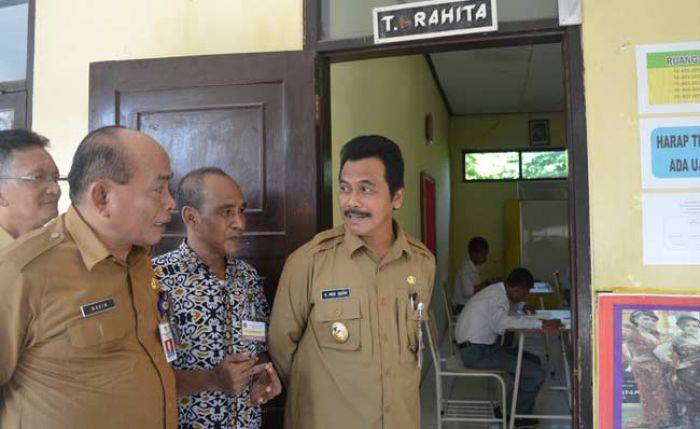 Hari Pertama UN SLTA di Gresik Lancar Hari Pertama UN SLTA di Gresik Lancar