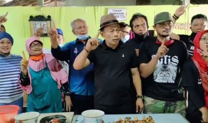 Sambangi Pasar Sampung, Cabup Sugiri Sancoko Disuguhi Ayam Panggang Legendaris