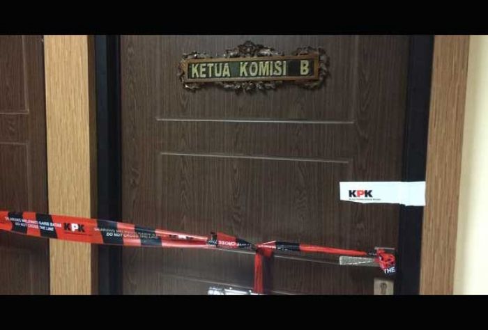 KPK Segel Ruang Ketua Komisi B DPRD Jatim, Tiga Orang Dibawa KPK Segel Ruang Ketua Komisi B DPRD Jatim, Tiga Orang Dibawa