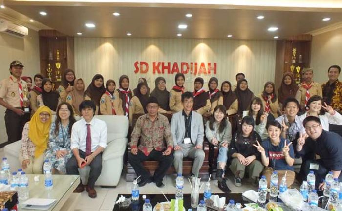 Pelajari Islamic School, Tiga Profesor AUE Jepang Kunjungi SD Khadijah Surabaya