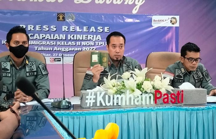 Pemohon Paspor di Imigrasi Blitar Naik hingga 400 Persen, Paling Banyak untuk Tujuan Wisata Pemohon Paspor di Imigrasi Blitar Naik hingga 400 Persen, Paling Banyak untuk Tujuan Wisata