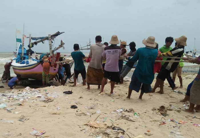 Gelombang 4 Meter Terjang Laut Tuban: Satu Tewas, Ratusan Kapal Rusak Gelombang 4 Meter Terjang Laut Tuban: Satu Tewas, Ratusan Kapal Rusak