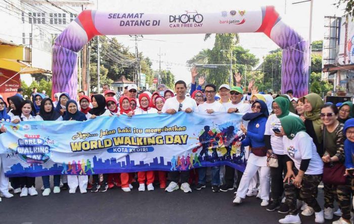 Peringati World Walking Day 2023, Wali Kota Kediri Jalan Kaki Bersama Masyarakat di CFD Peringati World Walking Day 2023, Wali Kota Kediri Jalan Kaki Bersama Masyarakat di CFD