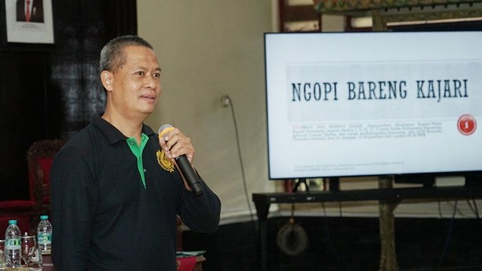 Gandeng RRI dan Diskominfo, Kejari Sumenep Gelar Jaksa Menyapa dengan Konsep Ngopi Bareng Gandeng RRI dan Diskominfo, Kejari Sumenep Gelar Jaksa Menyapa dengan Konsep Ngopi Bareng