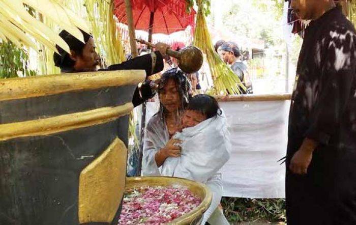Buang Sial, Ratusan Warga Diruwat di Pendopo Agung Trowulan Buang Sial, Ratusan Warga Diruwat di Pendopo Agung Trowulan
