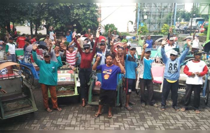 Sukses Luncurkan Album, Artis Dangdut Koplo Lara Silvy Bagi-bagi Sedekah ke Tukang Becak Sioarjo Sukses Luncurkan Album, Artis Dangdut Koplo Lara Silvy Bagi-bagi Sedekah ke Tukang Becak Sioarjo