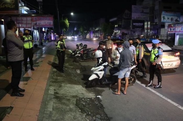 Tanpa Helm, SIM, STNK, dan Masker, 27 Peserta Balap Liar di Blitar Ditangkap Polisi Tanpa Helm, SIM, STNK, dan Masker, 27 Peserta Balap Liar di Blitar Ditangkap Polisi