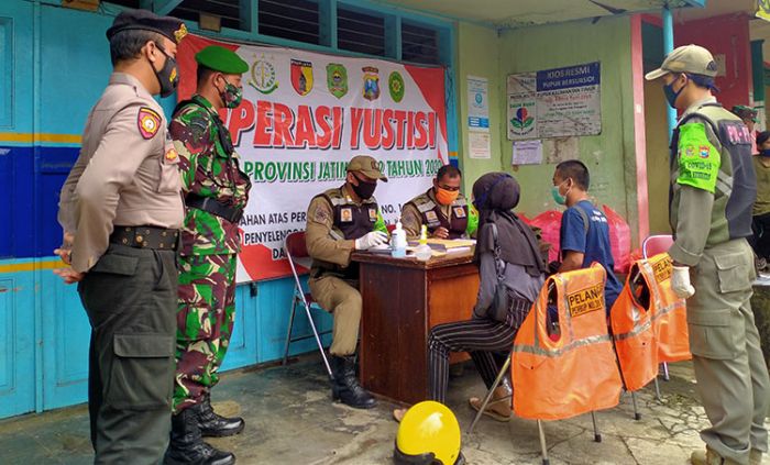 Cegah Sebaran Covid-19, Operasi Yustisi di Trenggalek Terus Dijalankan Cegah Sebaran Covid-19, Operasi Yustisi di Trenggalek Terus Dijalankan