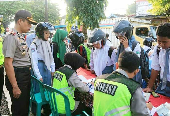 Ratusan Pelajar di Blitar Kena Tilang: Kebingungan, Menangis, Hingga Ada yang Berusaha Kabur Ratusan Pelajar di Blitar Kena Tilang: Kebingungan, Menangis, Hingga Ada yang Berusaha Kabur