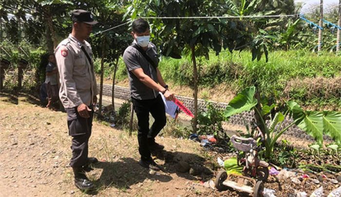 Asyik Bermain Sepeda Roda Tiga, Balita di Siliragung Banyuwangi Ditemukan Tewas Jatuh ke Sungai Asyik Bermain Sepeda Roda Tiga, Balita di Siliragung Banyuwangi Ditemukan Tewas Jatuh ke Sungai