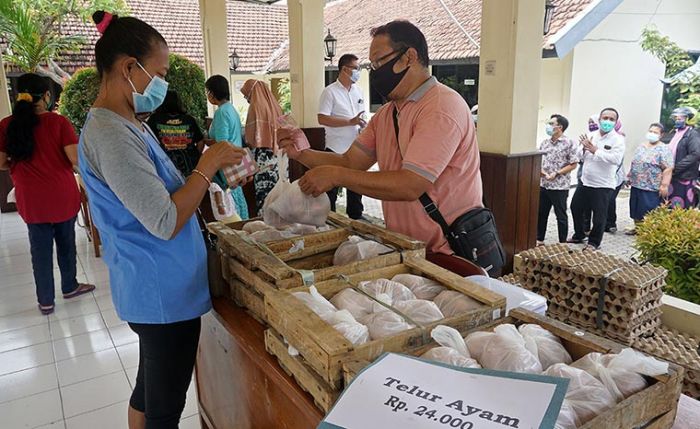Operasi Pasar Murni, Upaya Pemkot Kediri Stabilkan Harga Bahan Pokok Jelang Natal dan Tahun Baru Operasi Pasar Murni, Upaya Pemkot Kediri Stabilkan Harga Bahan Pokok Jelang Natal dan Tahun Baru