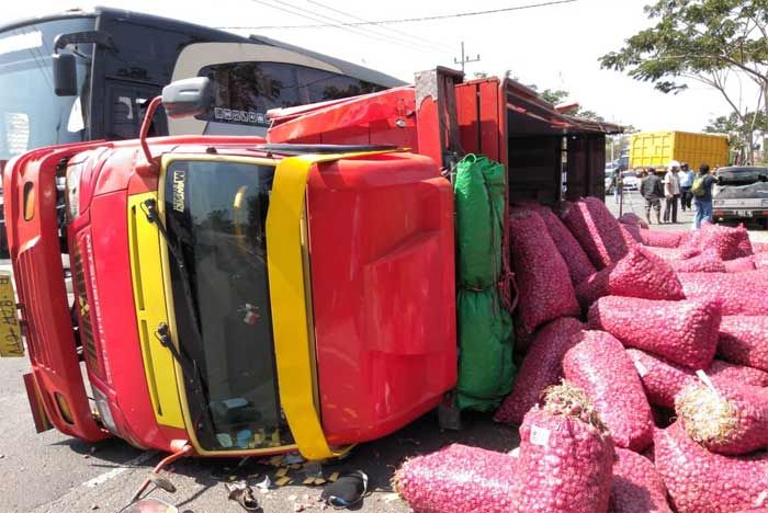 2 Truk dan 1 Mobil Terlibat Kecelakaan Karambol di Jenu 2 Truk dan 1 Mobil Terlibat Kecelakaan Karambol di Jenu