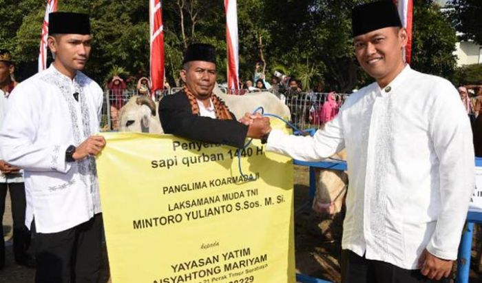 Pangkoarmada II Serahkan Hewan Kurban di Masjid Agung Surabaya