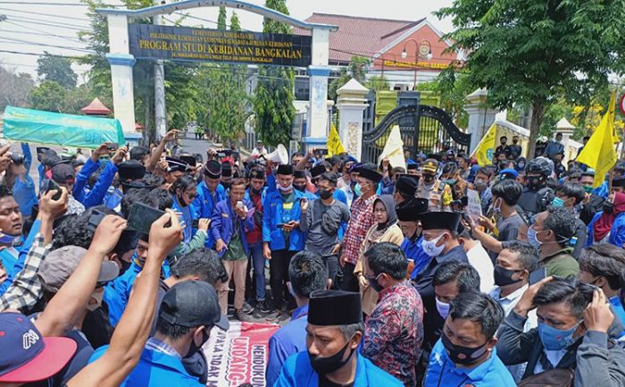 Lantunan Asmaul Husna Polwan Bangkalan Ademkan Aksi Demo Tolak Omnibus Law UU Cipta Kerja Lantunan Asmaul Husna Polwan Bangkalan Ademkan Aksi Demo Tolak Omnibus Law UU Cipta Kerja