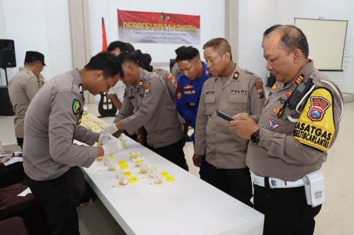 Selain Adakan Tes Urine pada Anggotanya, Kapolres Pamekasan Cek Langsung Kondisi Tahanan di Sel Selain Adakan Tes Urine pada Anggotanya, Kapolres Pamekasan Cek Langsung Kondisi Tahanan di Sel
