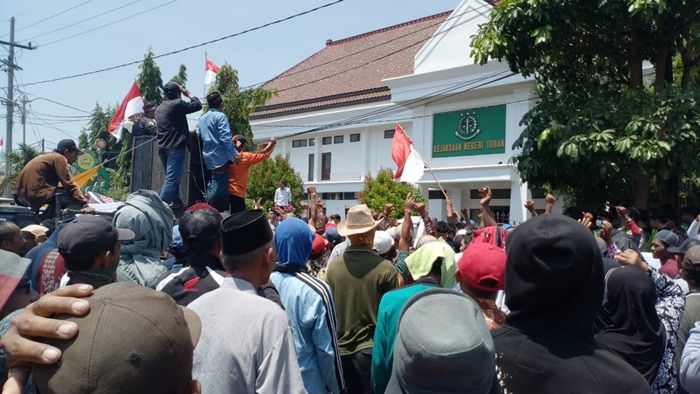 Protes Kadesnya Ditahan, Warga Mojoagung Demo Kejari Tuban Minta Dibebaskan Protes Kadesnya Ditahan, Warga Mojoagung Demo Kejari Tuban Minta Dibebaskan