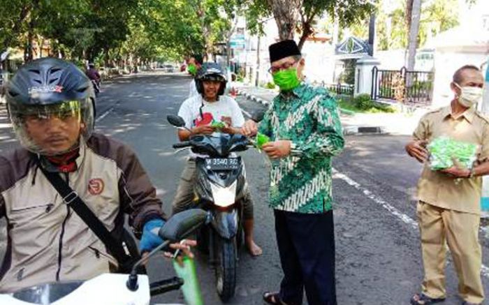 Putus Mata Rantai Penyebaran Covid-19, Kemenag Lamongan Bagikan Masker Gratis Putus Mata Rantai Penyebaran Covid-19, Kemenag Lamongan Bagikan Masker Gratis