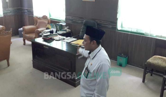 KPK Geledah Kantor Kemenag Gresik Selama 2,5 Jam, Sita Berkas dan Tanya Penghasilan Muafaq KPK Geledah Kantor Kemenag Gresik Selama 2,5 Jam, Sita Berkas dan Tanya Penghasilan Muafaq